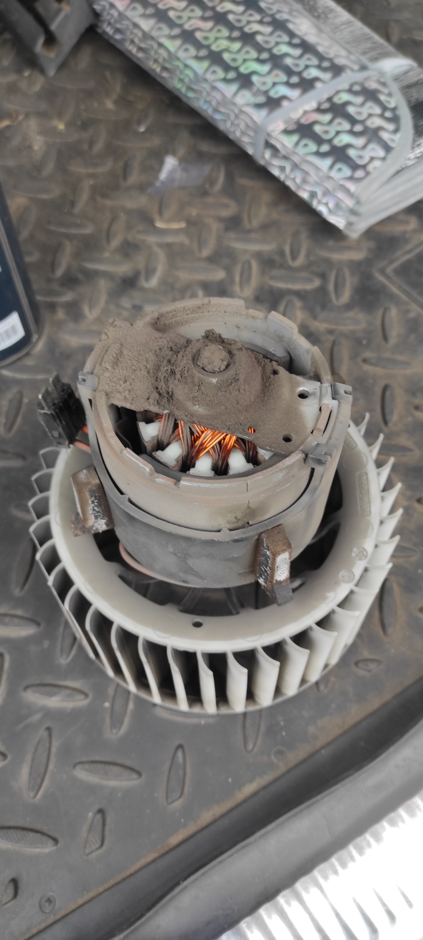 Засвистел моторчик отопителя — Audi Q7 (1G), 3 л, 2007 года | своими ...