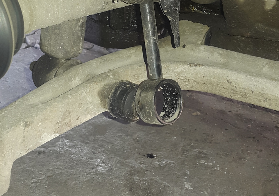 Поставил стойки стабилизатора фирмы MOOG, как их ещё называют "яйца ...