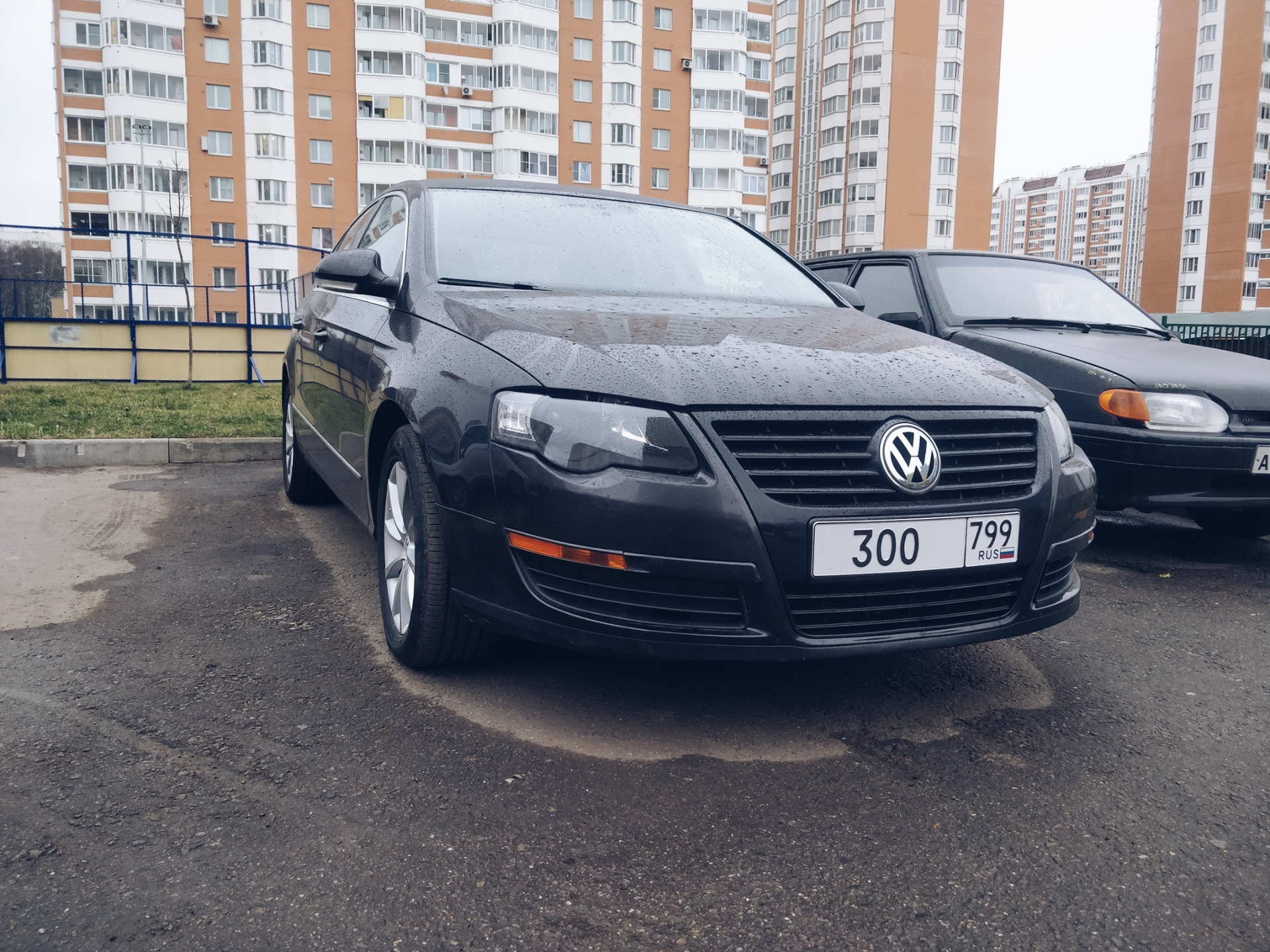 Фары пассат б6. Passat b6 Black. HELLA Black Passat b6. Фонари HELLA Volkswagen Passat b6. Пассат б6 черные фары.