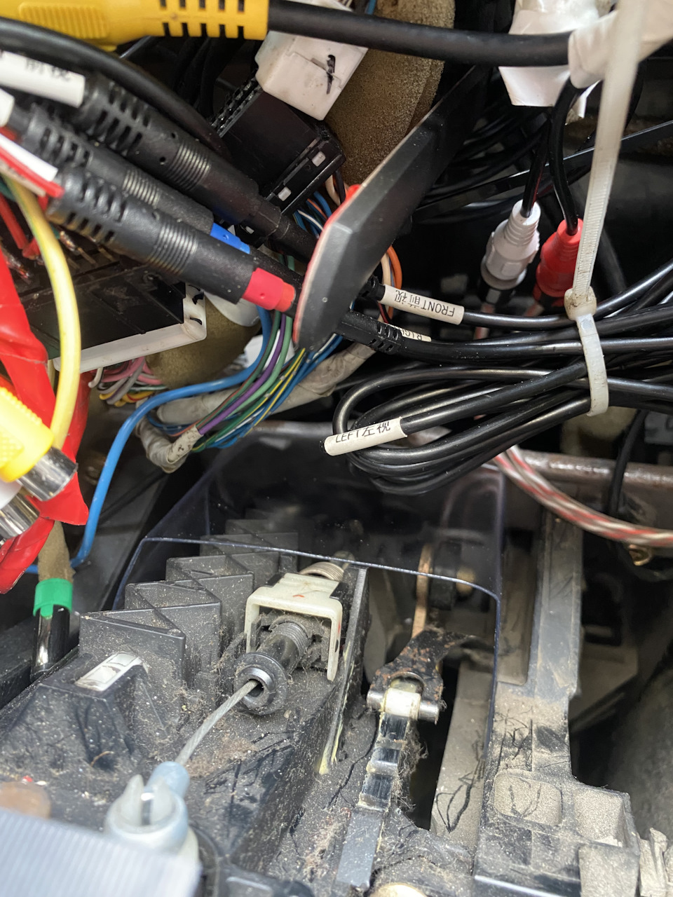 Над селектором сделал такой защитный кожух из прозрачного материала. Я сделал из ПЭТа, можно из бутылки) чтобы какой-нибудь провод не перекусило. — Mitsubishi Grandis