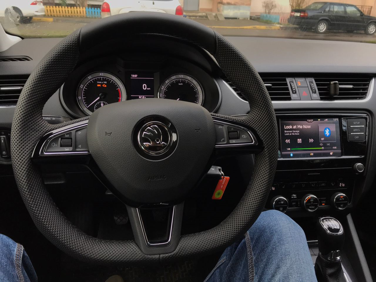 Спортивный руль с перфорацией — Skoda Octavia A7 Mk3, 1,8 л, 2018 года ...