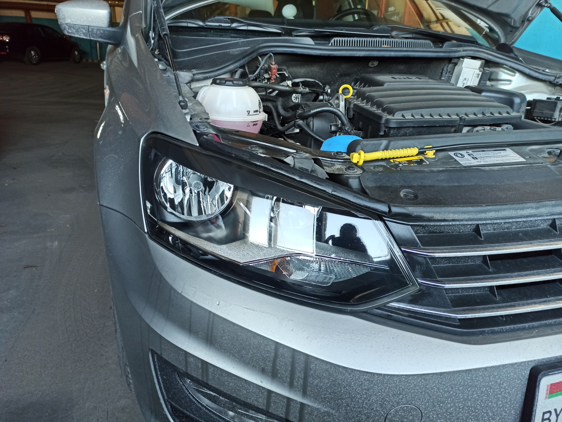 Замена лампы ближнего света H7 — Volkswagen Polo Sedan, 1,6 л, 2017 ...