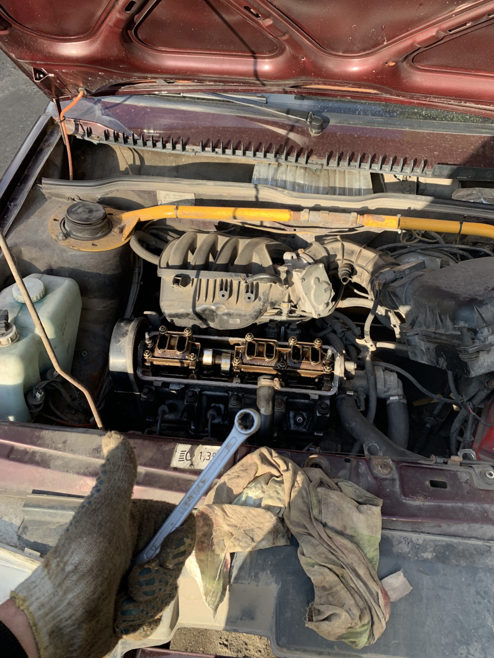 Давит масло из под клапанной крышки — Lada 2113, 1,6 л, 2012 года ...