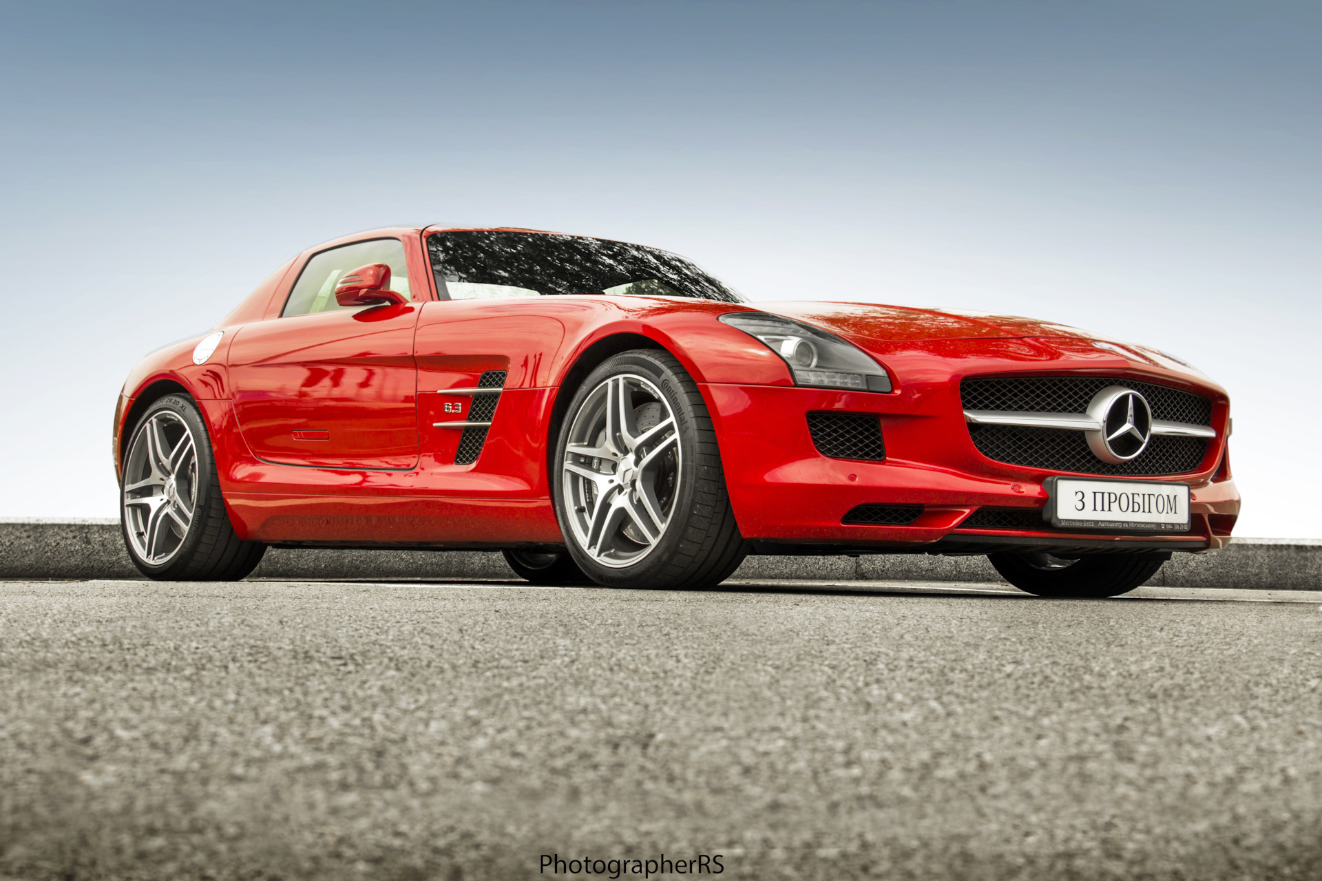 Красный Мерседес SLS AMG