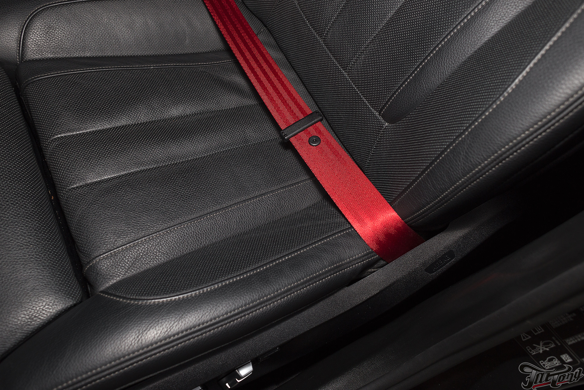 Красные ремни безопасности. Красные ремни в BMW f20. Красные ремни безопасности е 213. Накладка ремня безопасности заднего сиденья BMW f13.
