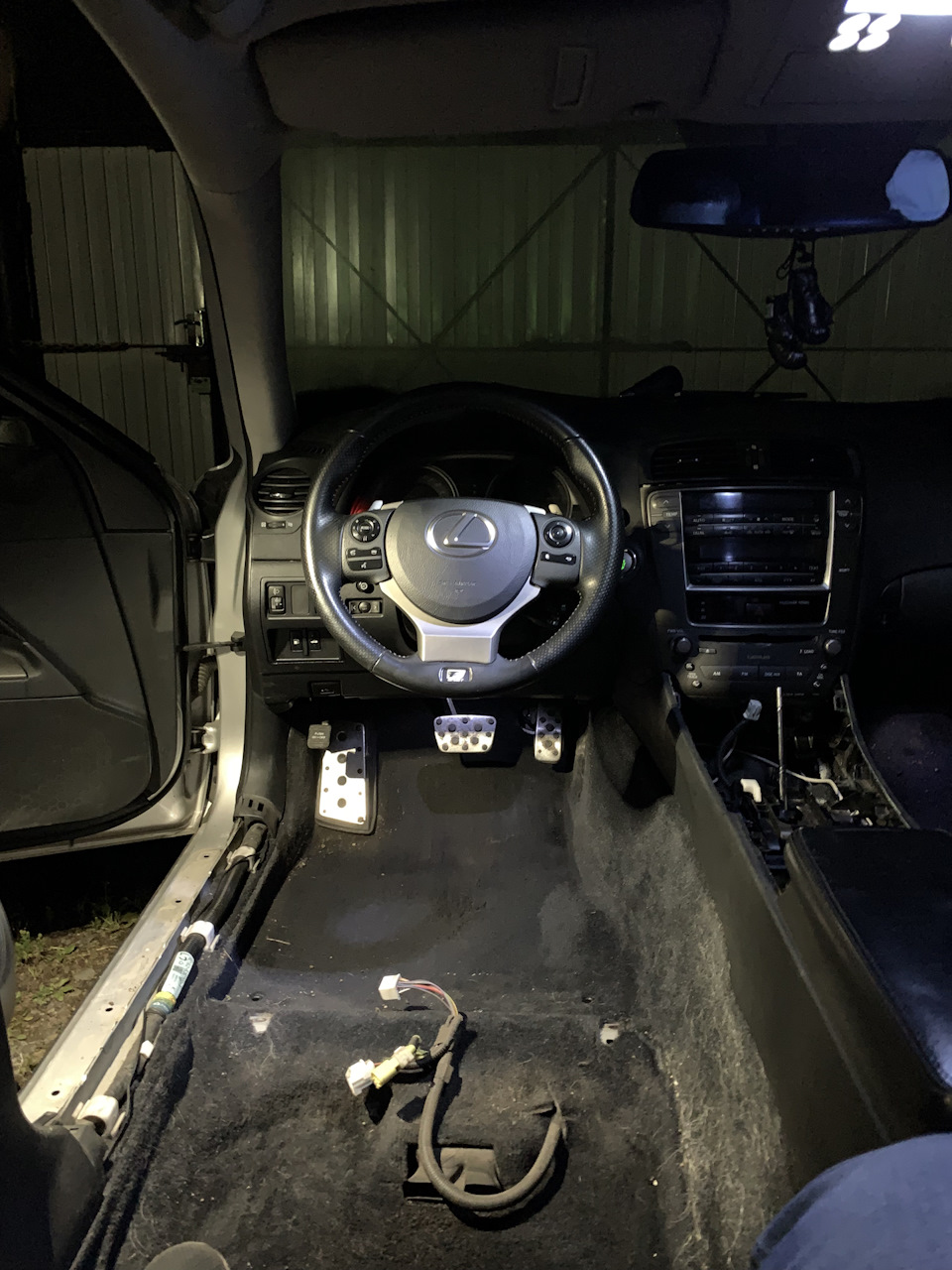 38. Мокрый пол. Снятие ковра с пола. — Lexus IS II, 2,5 л, 2006 года ...