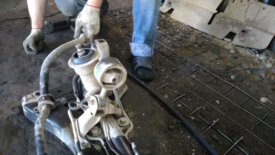 Течь рулевой рейки — Mitsubishi Outlander (1G), 2,4 л, 2006 года ...