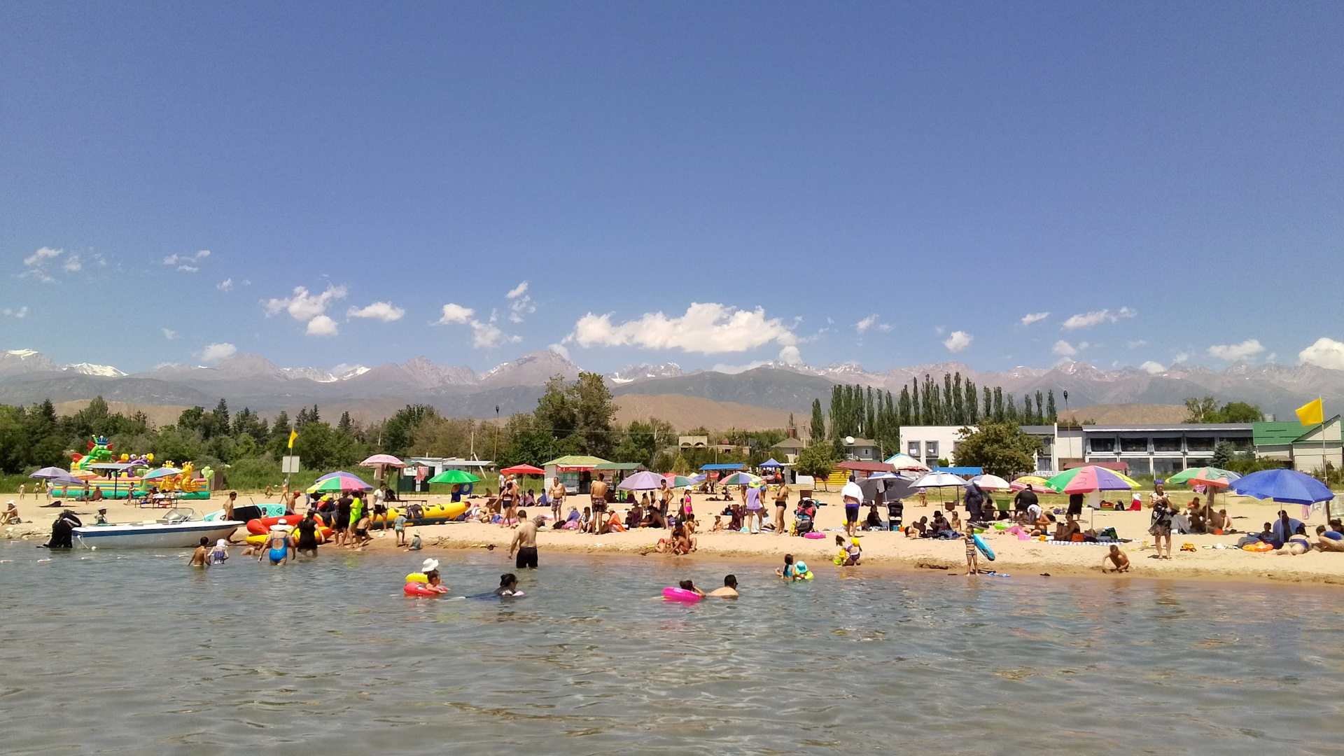 иссык куль 2023. карвен четыре сезона иссык-куль. чолпон ата бостери. иссык куль 2023. пляж иссык куль киргизия.