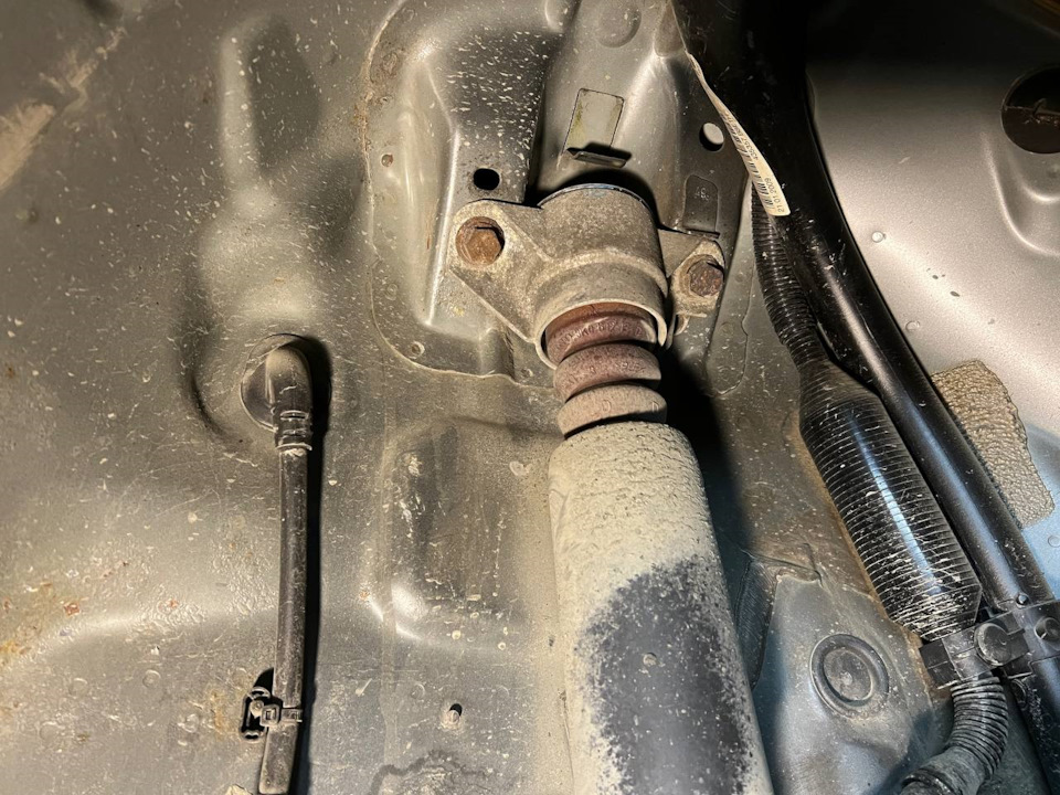 Держится на двух болтах, два сверху и один снизу. — Audi A5 (1G)