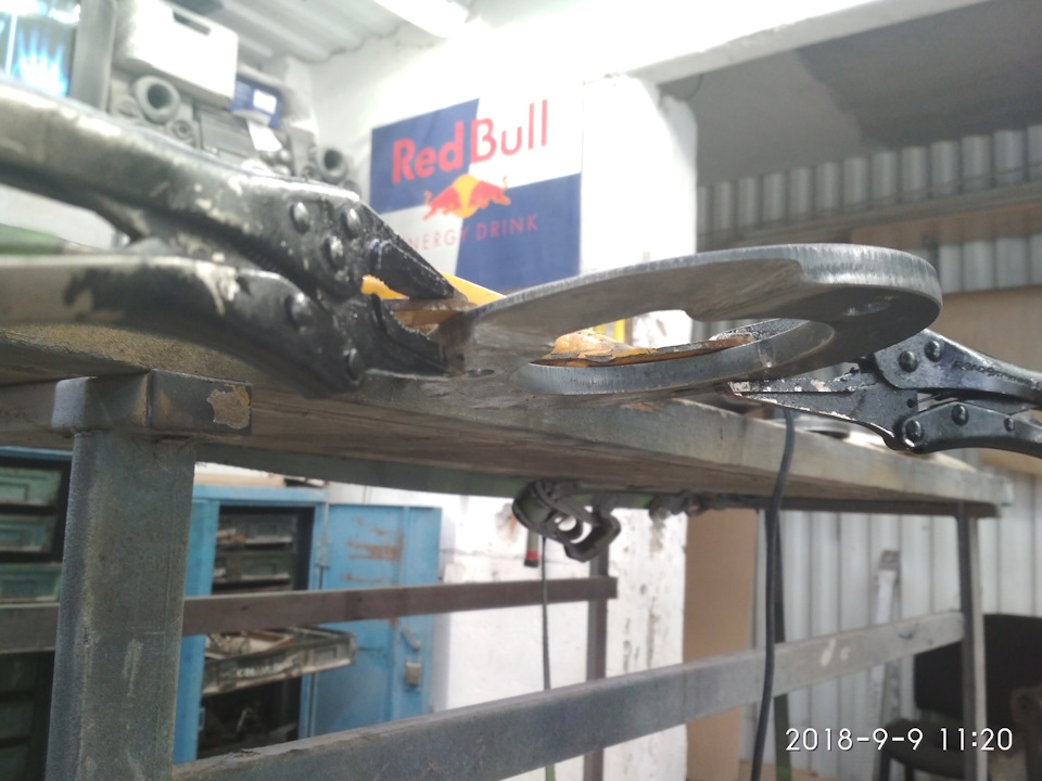 Течет тормозная жидкость на правом переднем суппорте — Opel Zafira B, 1 ...