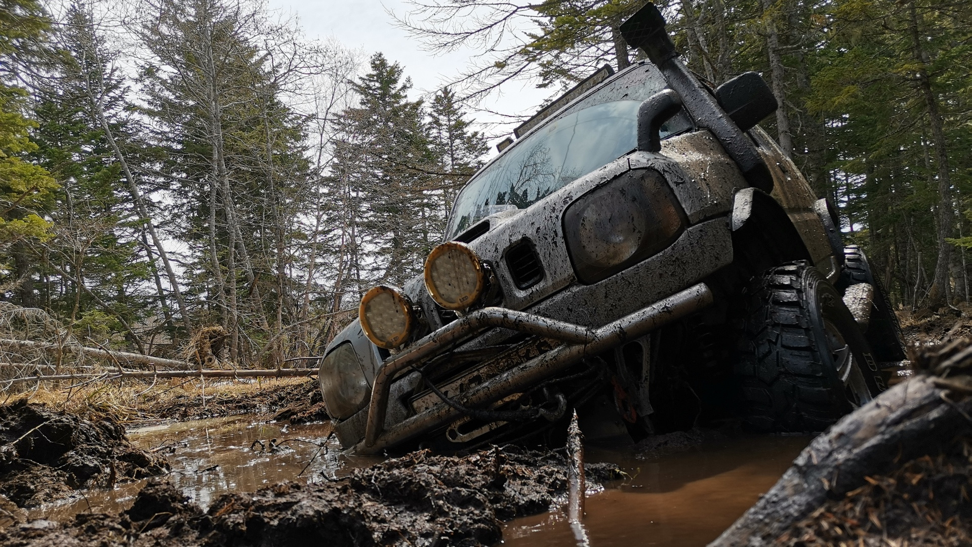 Бездорожье видео 2020. Suzuki Jimny оффроад. Suzuki Jimny грязь. Suzuki Jimny по грязи. Сузуки Джимни для бездорожья.