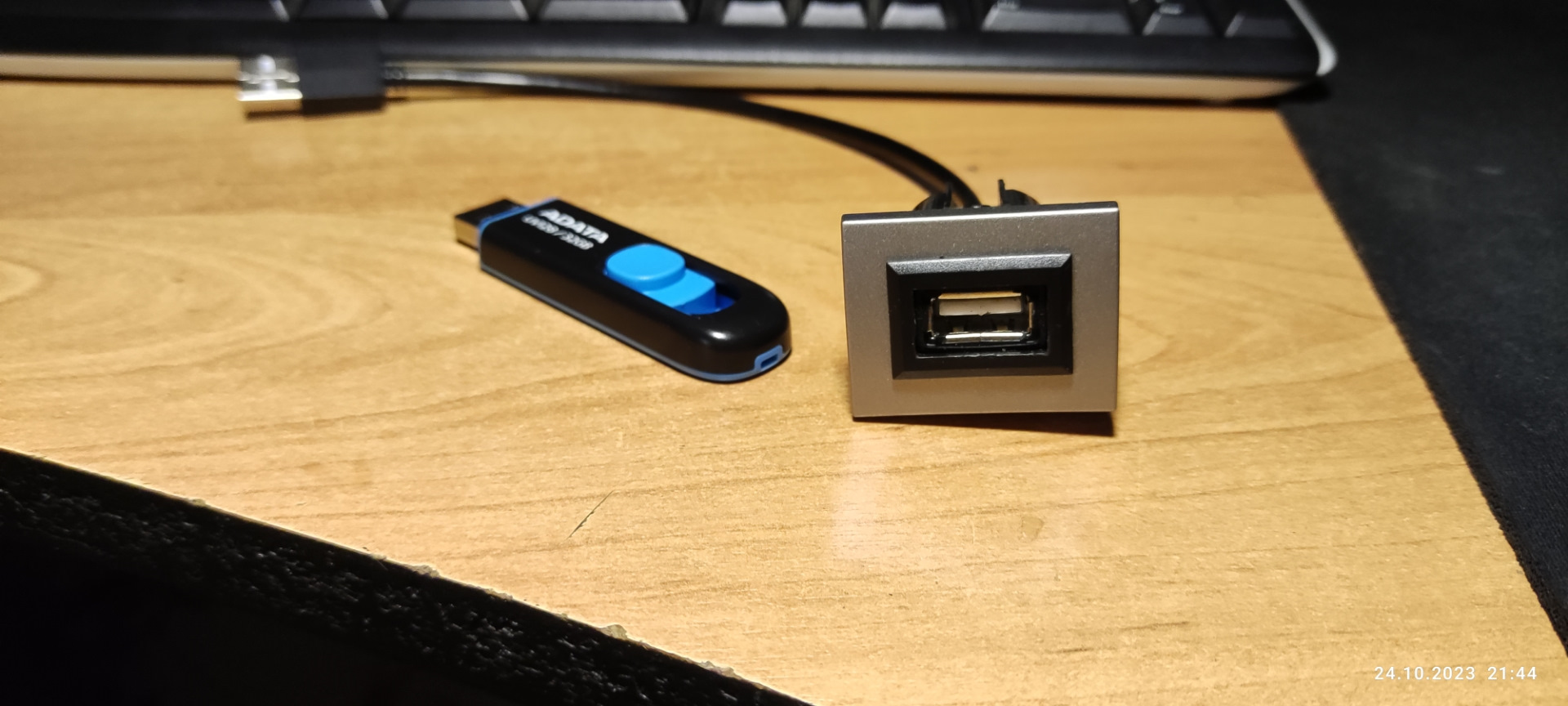 Заглушка в usb, тонировка задней полусферы, штатные пищалки в двери ...