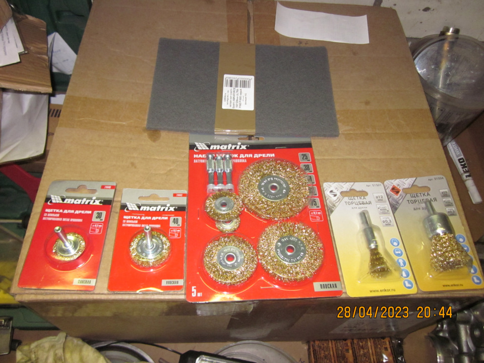 Щётки для дрели, применявшиеся для очистки клапанов и каналов в ГБЦ — Lada Vesta SW (1G)