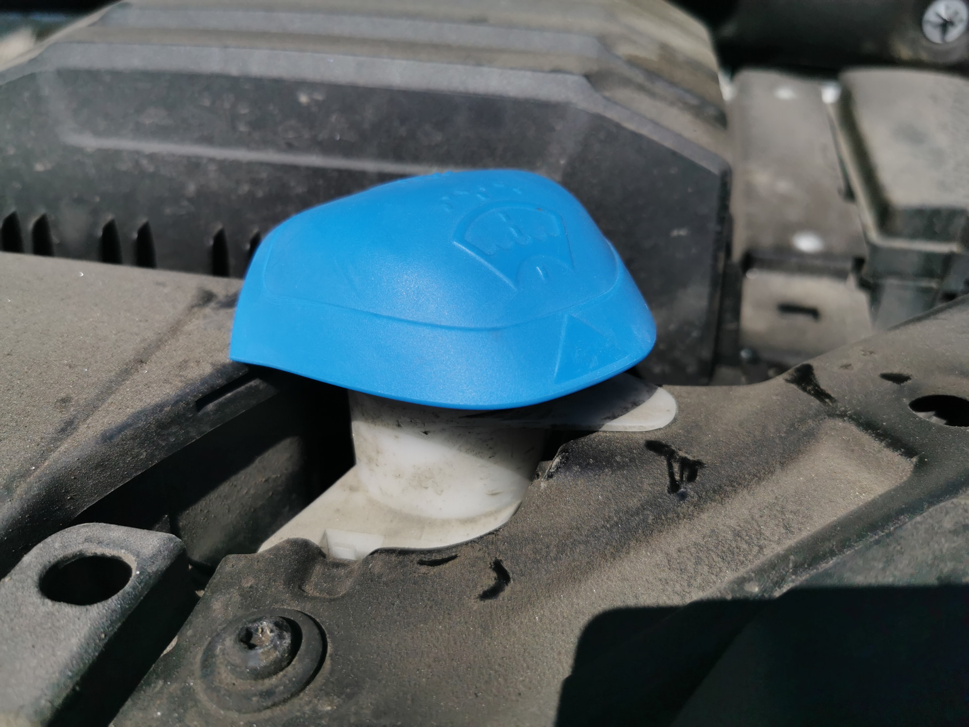 Крышка бачка стеклоомывателя с воронкой — Volkswagen Teramont, 2 л ...