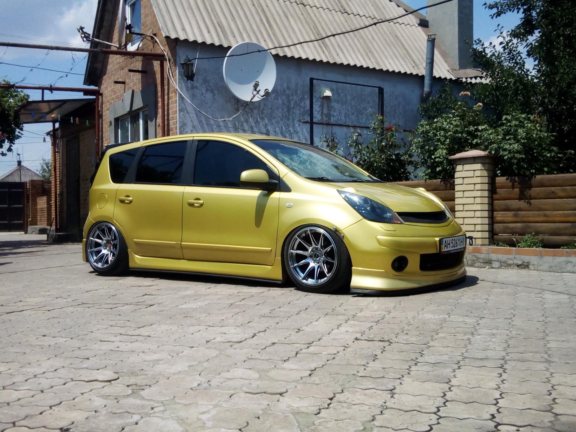 Note 12 gold. Ниссан ноут r16. Nissan Note r17. Диски r17 Nissan Note. Nissan Note e11 stance.