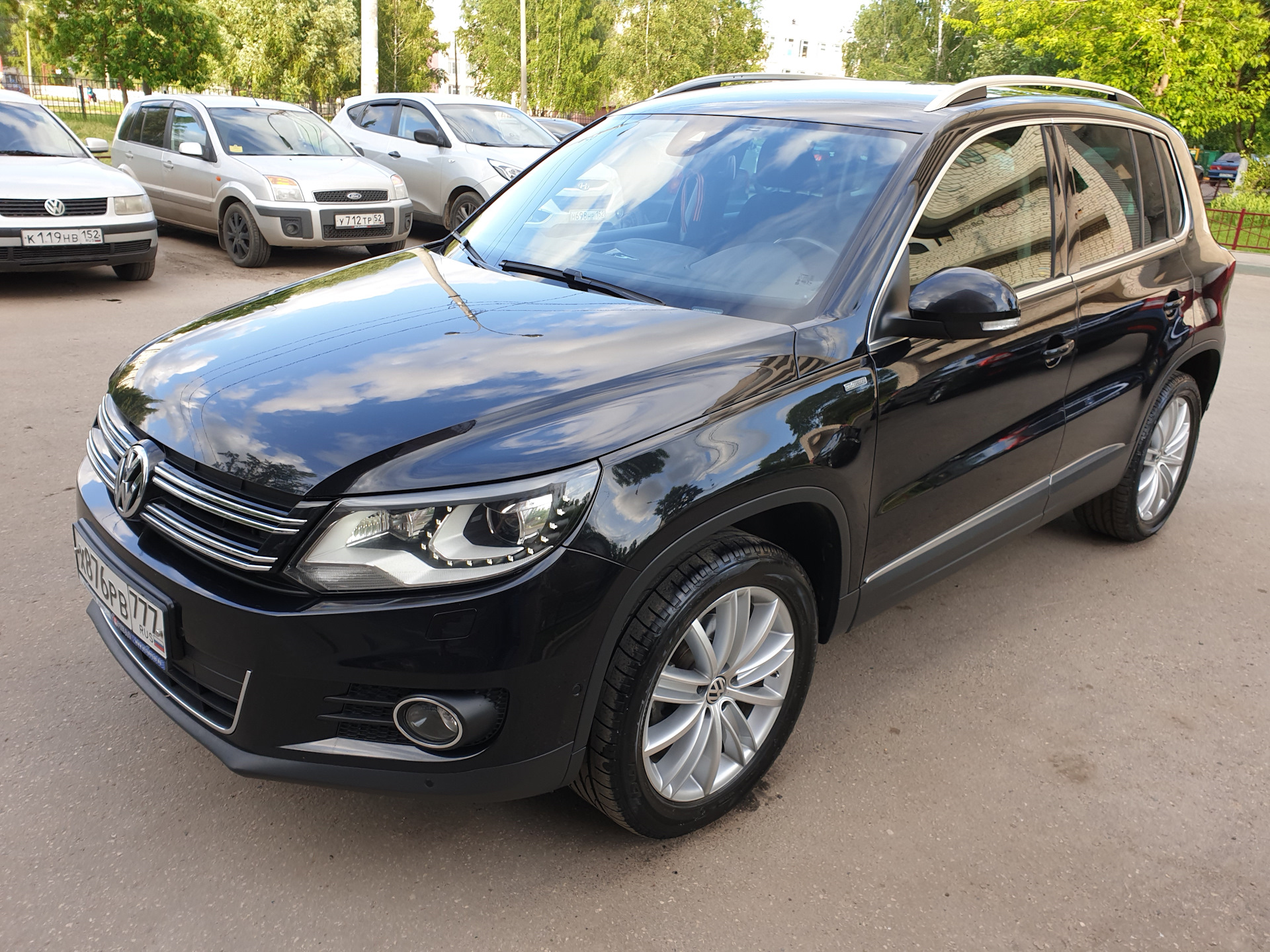 Продать тигуан. Volkswagen Tiguan черный 2013. Tiguan 2013 2.0. Фольксваген Тигуан 2013 черный. Volkswagen Tiguan 2.0 Рестайлинг.