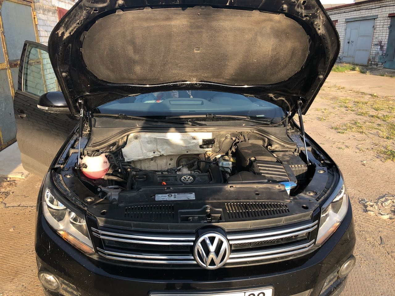 Капот тигуан. Открытый капот VW Tiguan 2014. Открытие капота Volkswagen Tiguan. Фольксваген Тигуан 2010 под капота. Tiguan 2021 открытый капот.