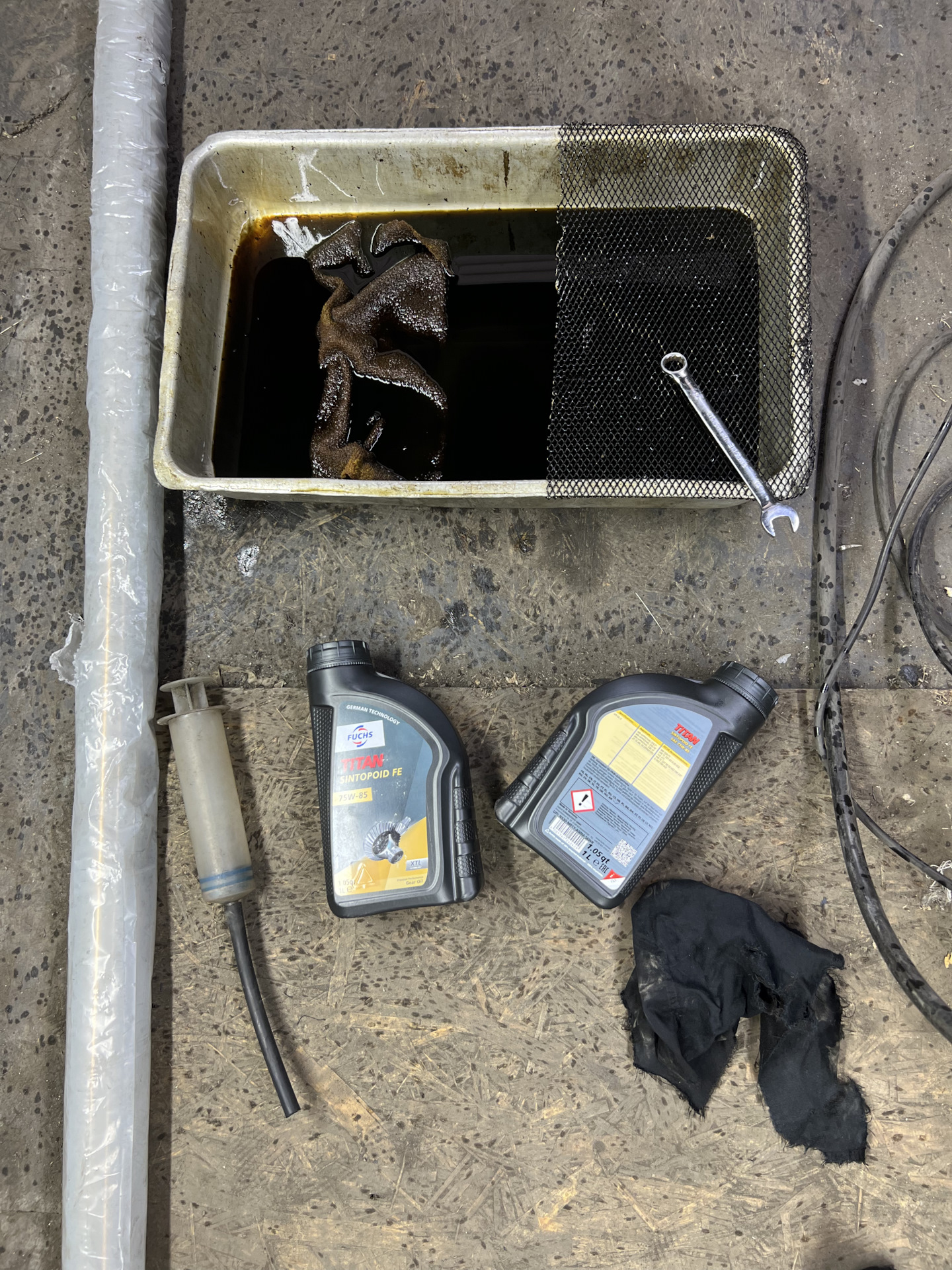 Замена масла в релукторе Fuchs 75W85 — Mercedes-Benz E-Class (W212), 1 ...