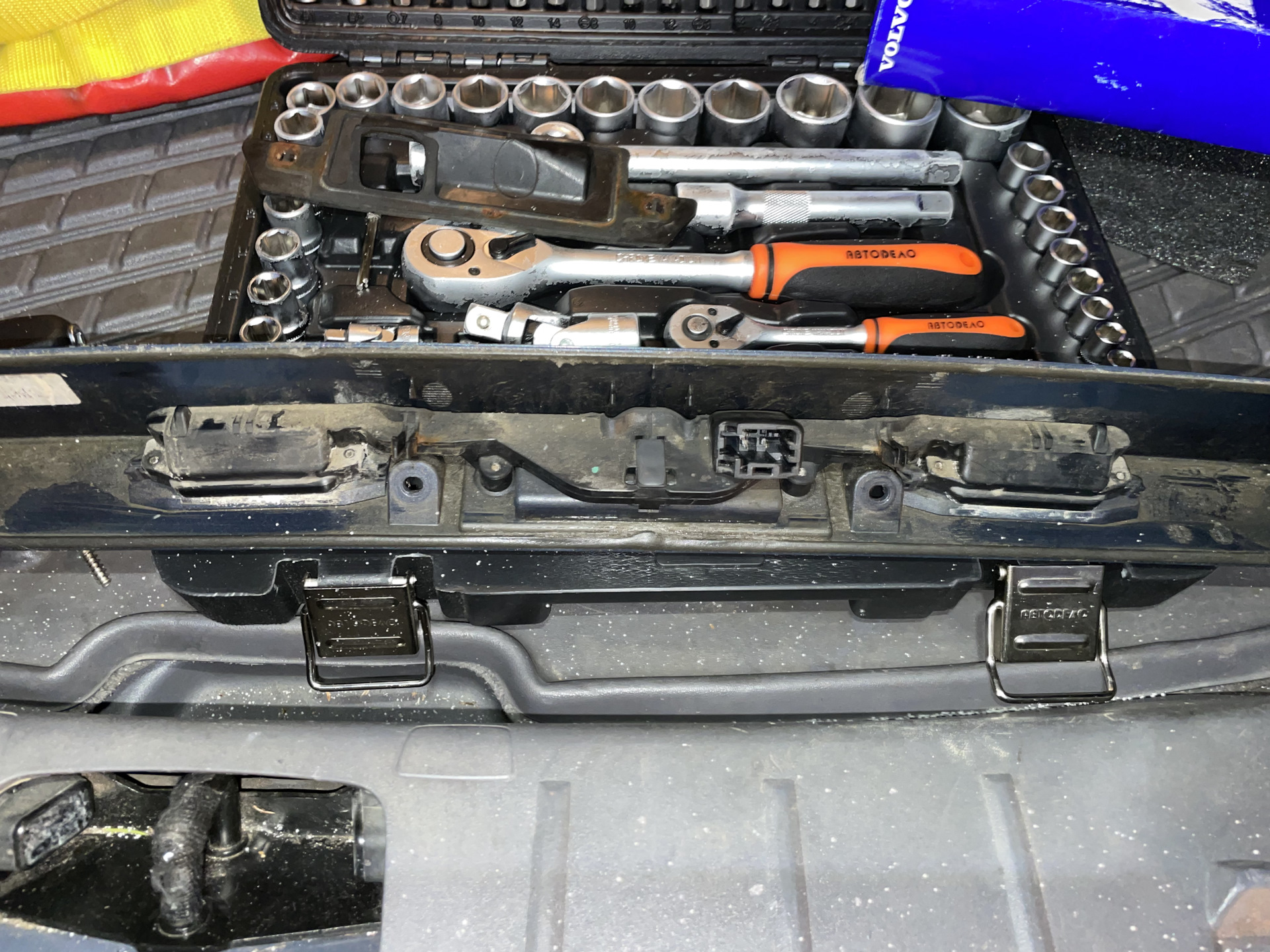 Замена кнопки багажника+ покраска — Volvo S40 (2G), 1,6 л, 2007 года ...