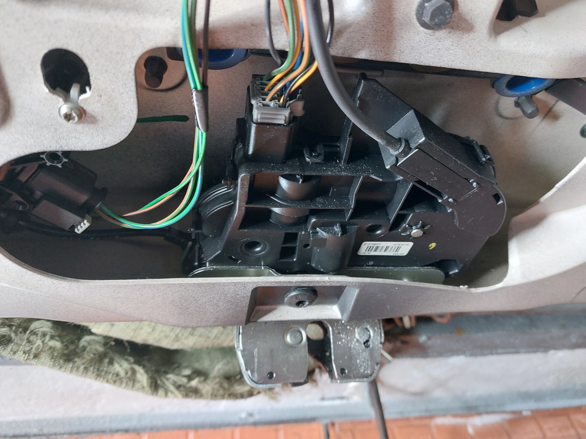 замена пятой двери. замок двери на opel vectra c. дверные замки газ 3111. замена пятой двери. материал для обшивки стоек авто в спб дешево.