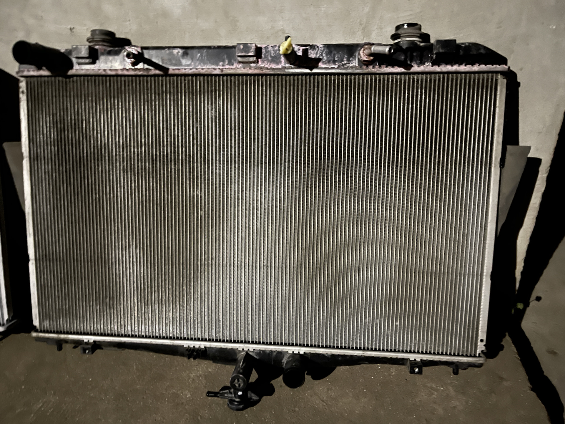Радиатор охлаждения рено логан 1 6 с кондиционером. Б у радиатор охлаждения. Радиатор на уаз 462. Радиатор акцент 90 л. Радиатор охлаждения двигателя ауди 80.