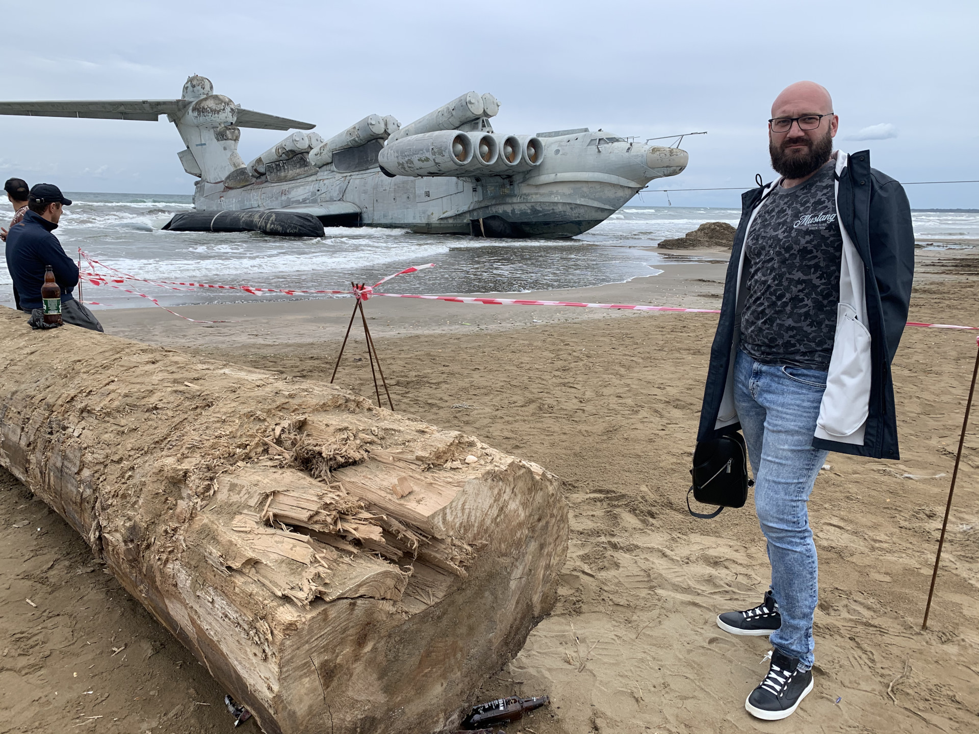 Самолет в дагестане. Экраноплан Лунь Дербент. Корабль Лунь в Дербенте. Экраноплан в Дербенте. Самолет Лунь в Дербенте.