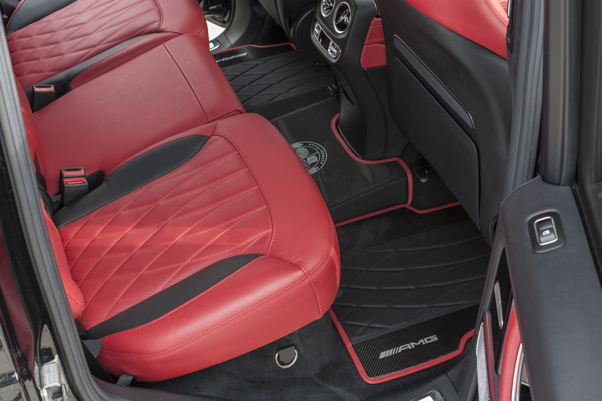 Застелил гелик коврами с карбоновыми вставками — Mercedes-Benz G-Class ...