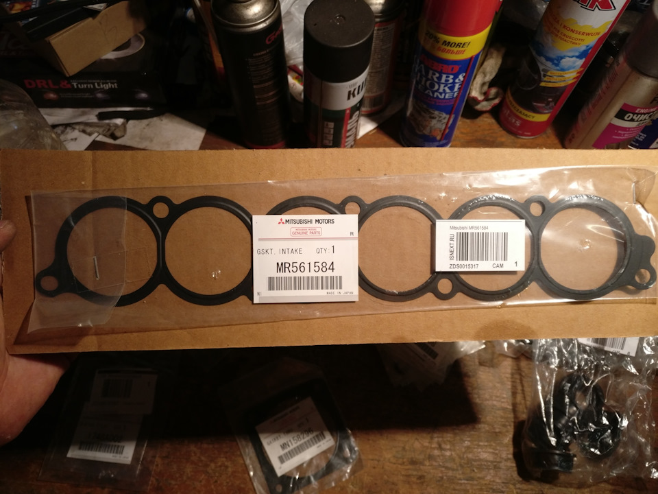 Новая прокладка впускного коллектора. Следующий раз когда полезу закажу еще парочку прокладок для впускного коллектора, т.к. оказывается без его разбора подтянуть болтики вихревых заслонок нельзя!( — Mitsubishi Pajero (4G). Запчасти на фото: MR561584