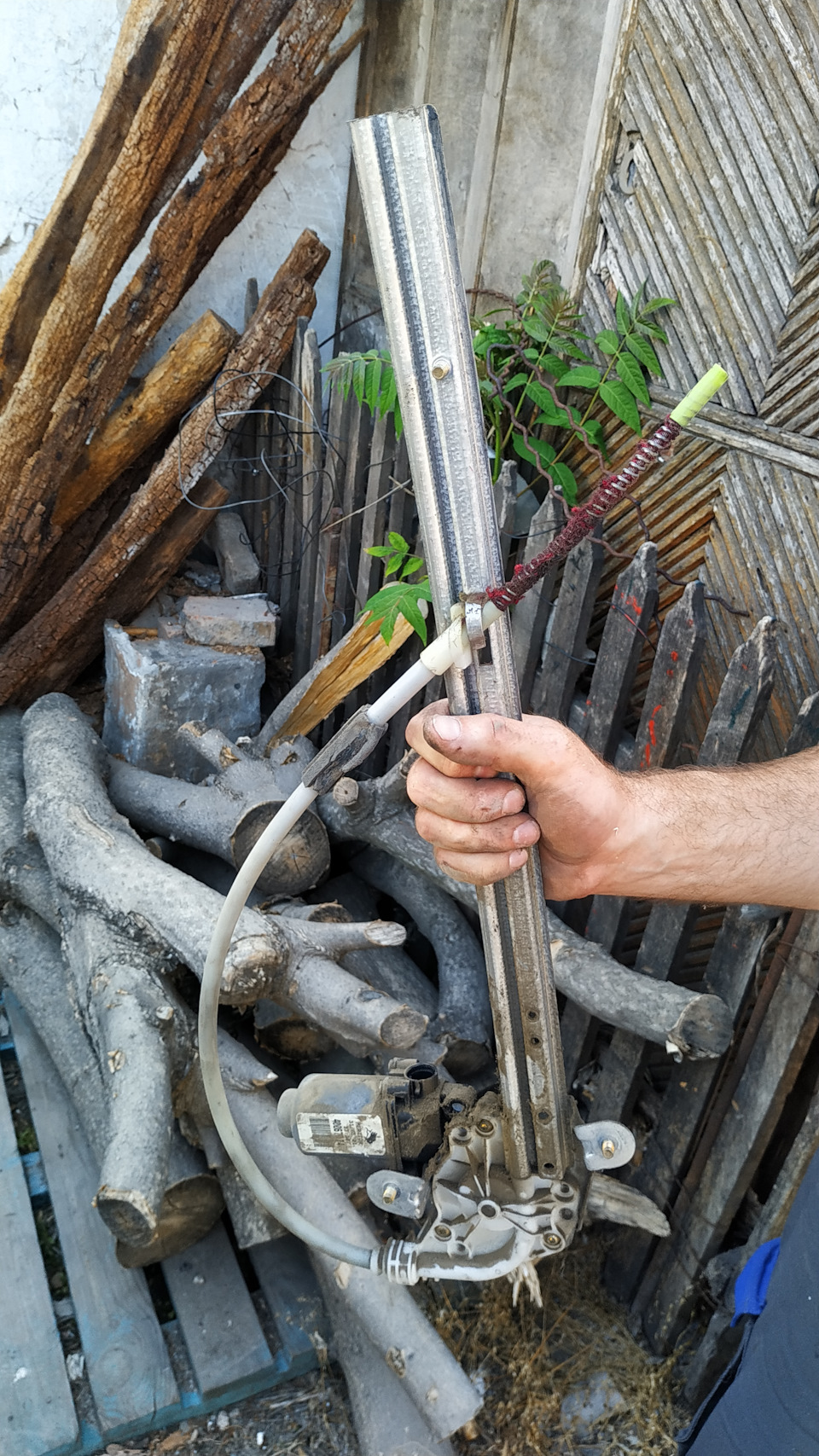 Задний правый стеклоподъемник хрусть и стекло упало. Подпорка пластиком ...