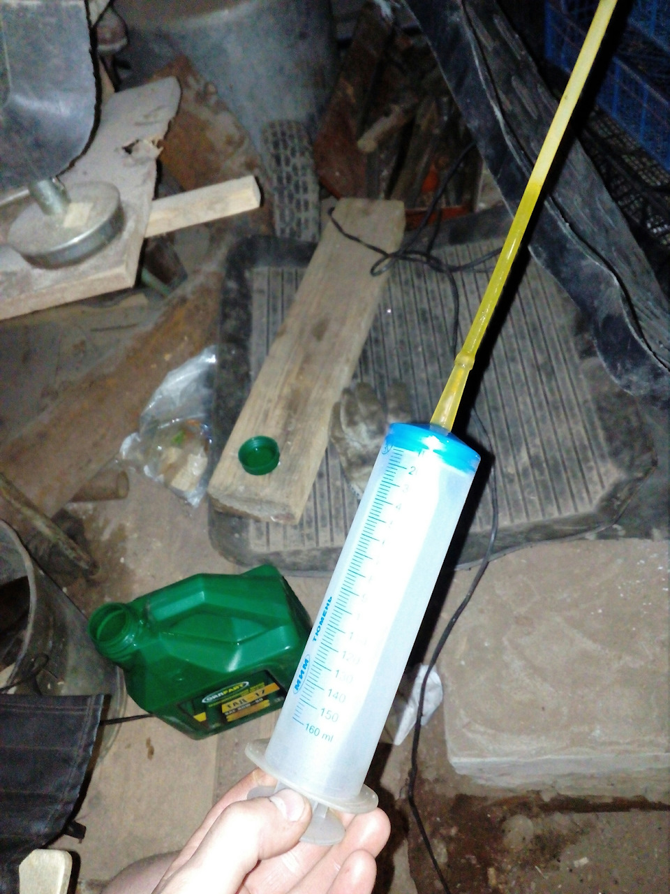 Чем залить нива. Масло в мост нива 2113. Шевроле нива тосол антифриз. Антифриз синтек для шевроле нива. Масло в задний мост 2121.