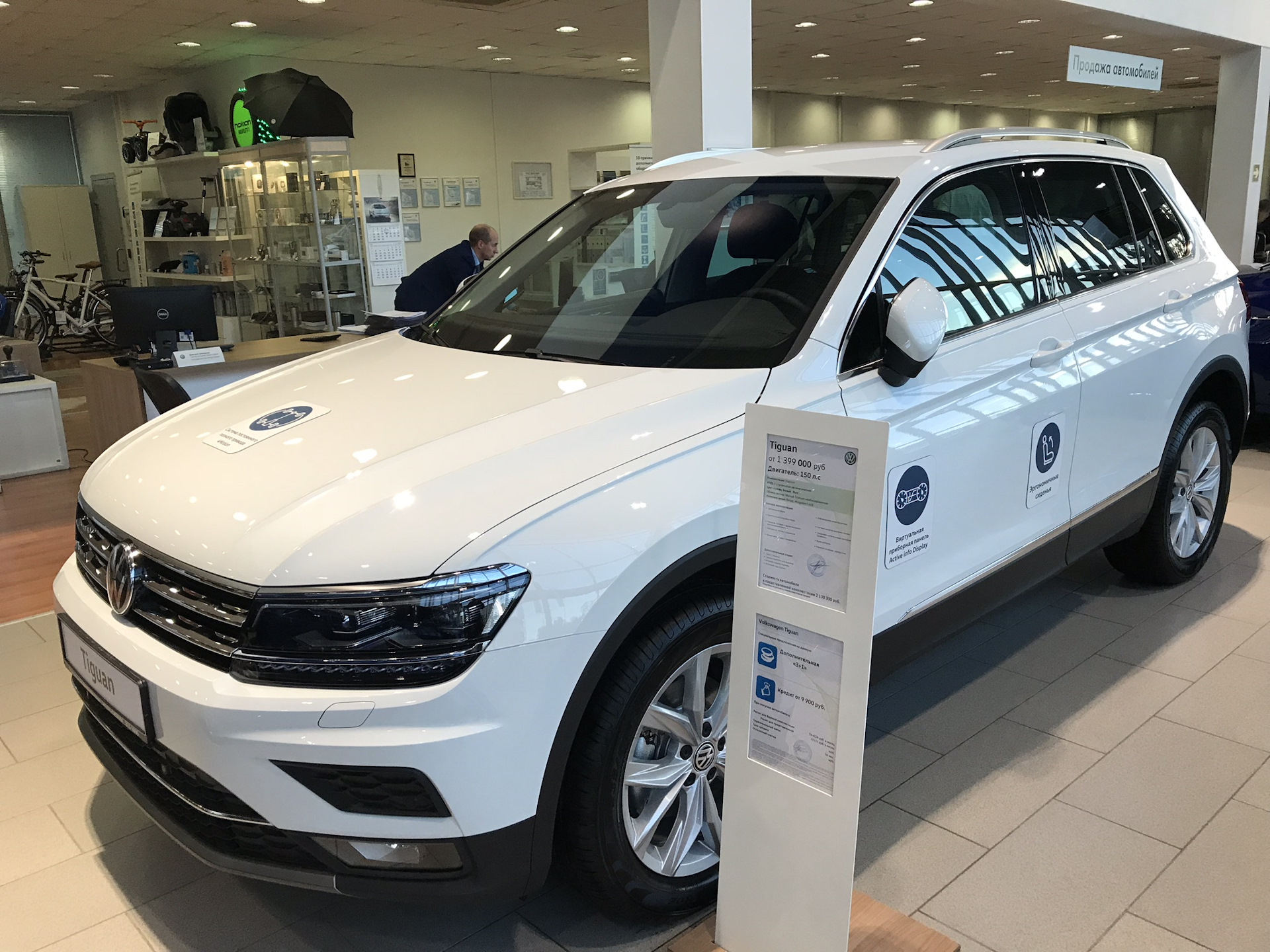 Фольксваген тигуан купить новый у дилера. Тигуан 2018. Volkswagen Tiguan 2022 в автосалоне. Тигуан Лонг. Tiguan 2018 дешевый.