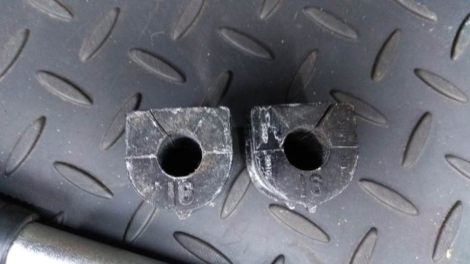 Втулки заднего стабилизатора — Toyota Camry (XV40), 2,4 л, 2011 года ...
