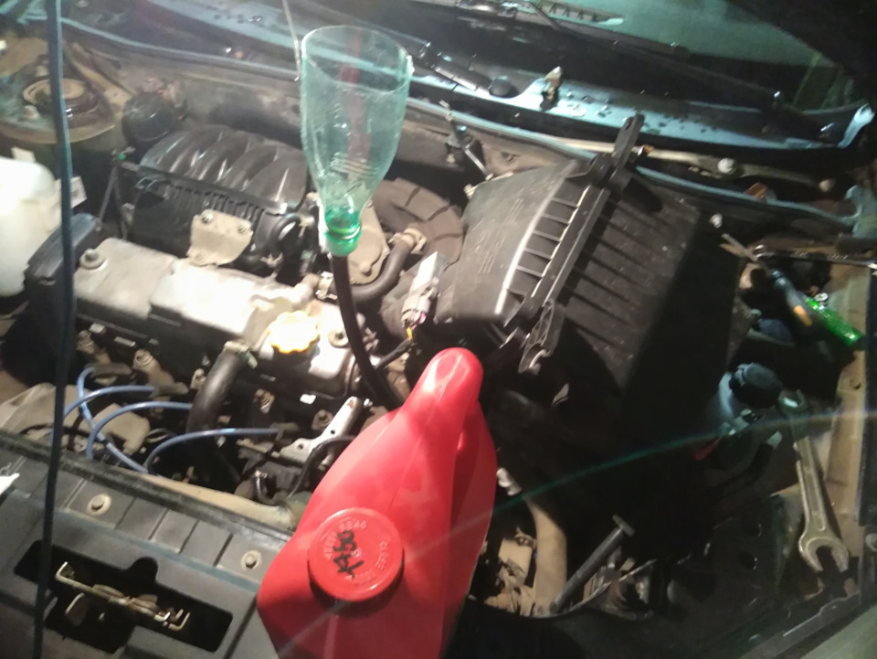 Замена масла в коробасе с тросовым приводом — Lada Гранта лифтбек, 1,6 ...