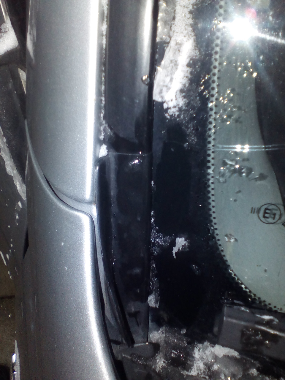 Накладка на лобовое стекло — Toyota RAV4 (II), 2 л, 2004 года ...