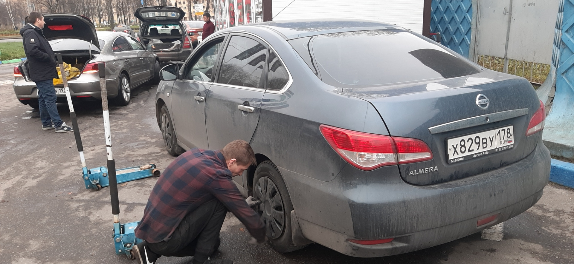 Тормозные колодки ниссан альмера. Колёсная гайка для nissan almera n16. Тормоза ниссан альмера классик. Ниссан альмера замена колеса. Ufqrf rjktcyfq yиссан альмера.