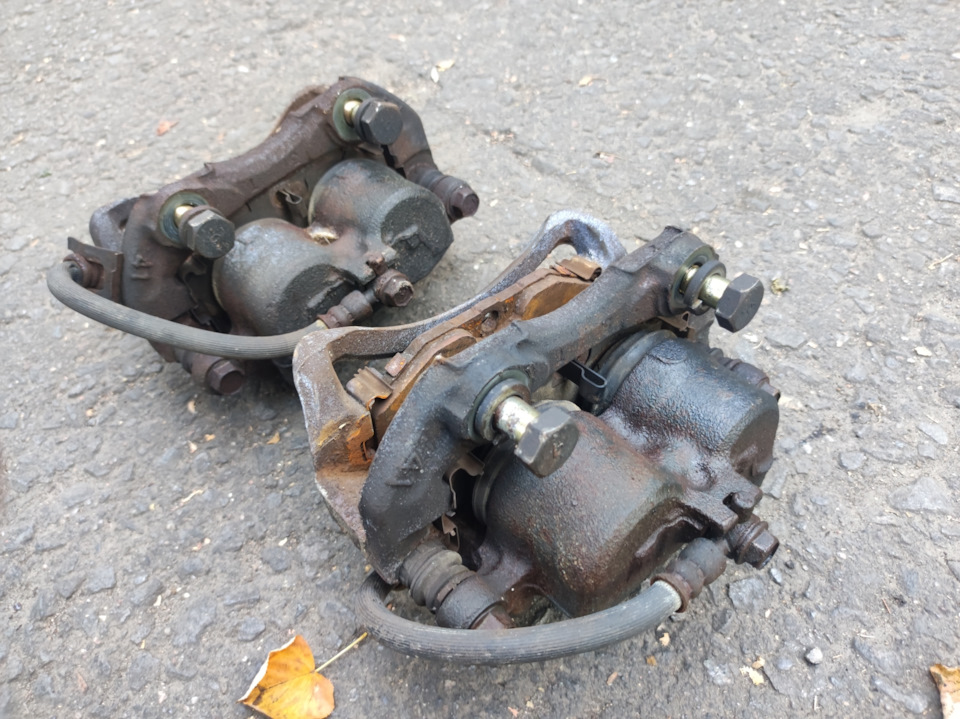 Вид не впечатляющий, но внутри оригинальные колодки NISSAN AKEBONO — Nissan Gloria (10G)