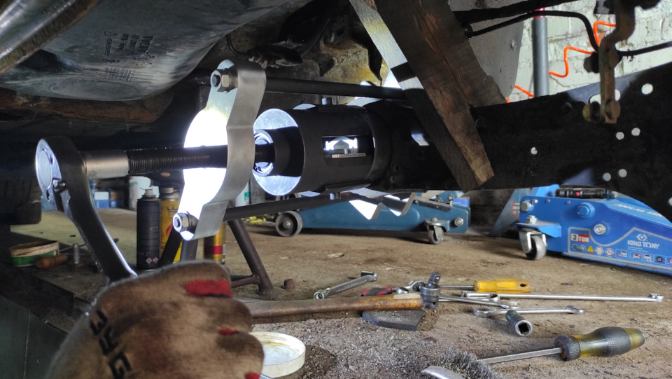 Спец инструмент в действии. — Volvo S80 (2G)