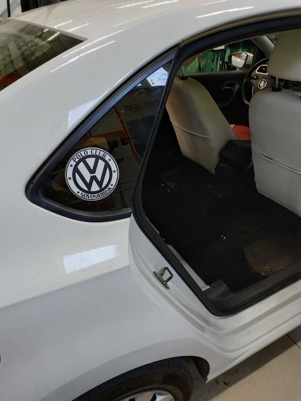 Глазом не успел моргнуть, форточка готова. — Volkswagen Polo Sedan