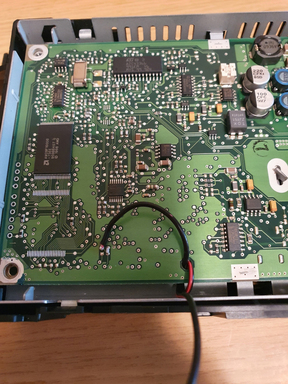 завернул в отверстии проводок — Opel Astra H. Запчасти на фото: 091011