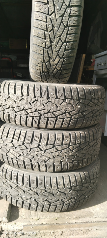 Шины зимние шипованные Nokian 195/60 R15, штампованные диски Nissan 15 ...