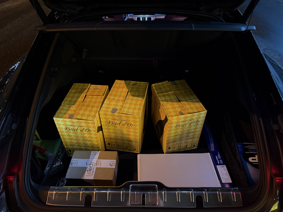 3 ящика пришлось пихать назад, так как багажник не закрывался иначе — Porsche Panamera (2G) 971