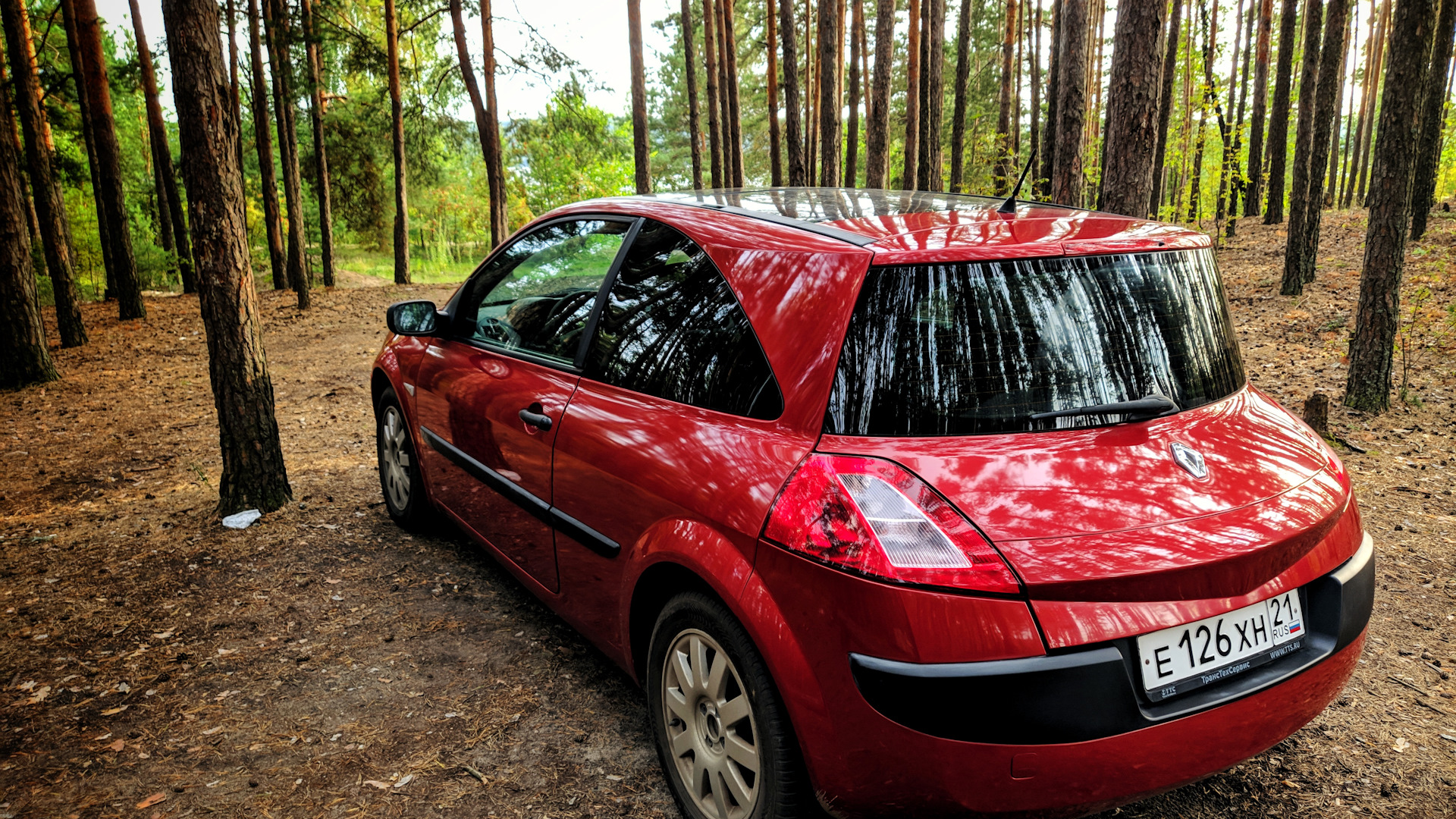 Рено меган курск. Рено Меган 2 хэтч красный. Рено Меган 2 красный. Renault Megane 2 хэтчбек. Рено Меган 2 хэтчбек красный.