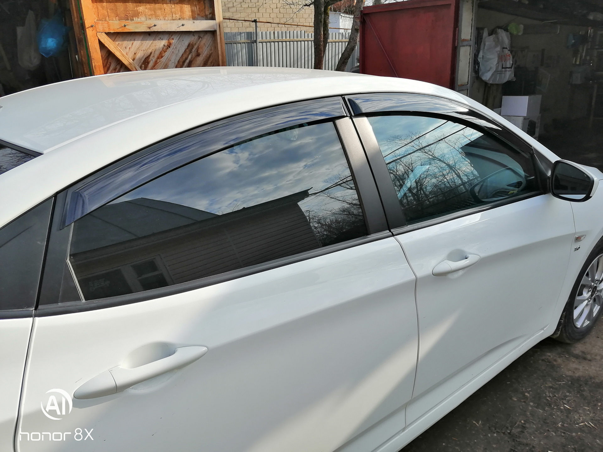 Дефлекторы solaris. Дефлектор накладной 4 шт Voron Glass def00240 Hyundai Solaris 2011 /седан. Дефлектора окон Hyundai Solaris SD 2010-2014. Дефлекторы неломающиеся Voron Glass Hyundai Solaris 2011-2017 /седан. Дефлектор окон Солярис 2014.