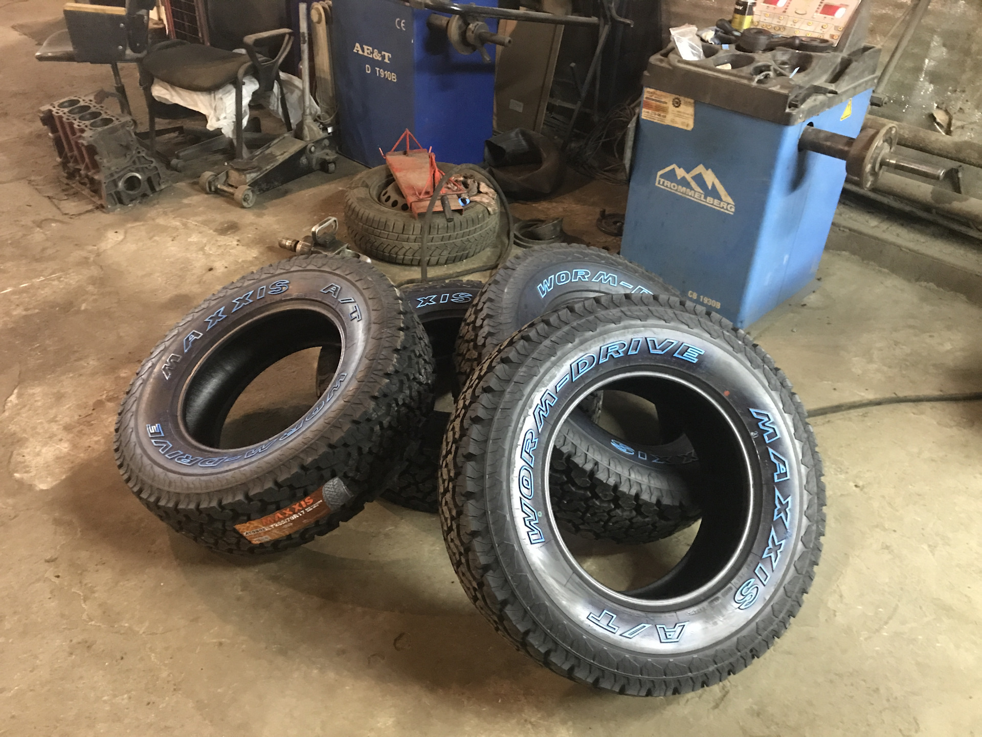 Maxxis at 980. Maxxis a/t l/t 265/60/28.