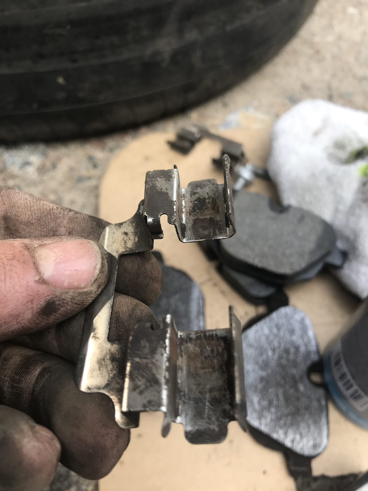 Замена задних тормозных колодок, оценка состояния тормозного диска ...