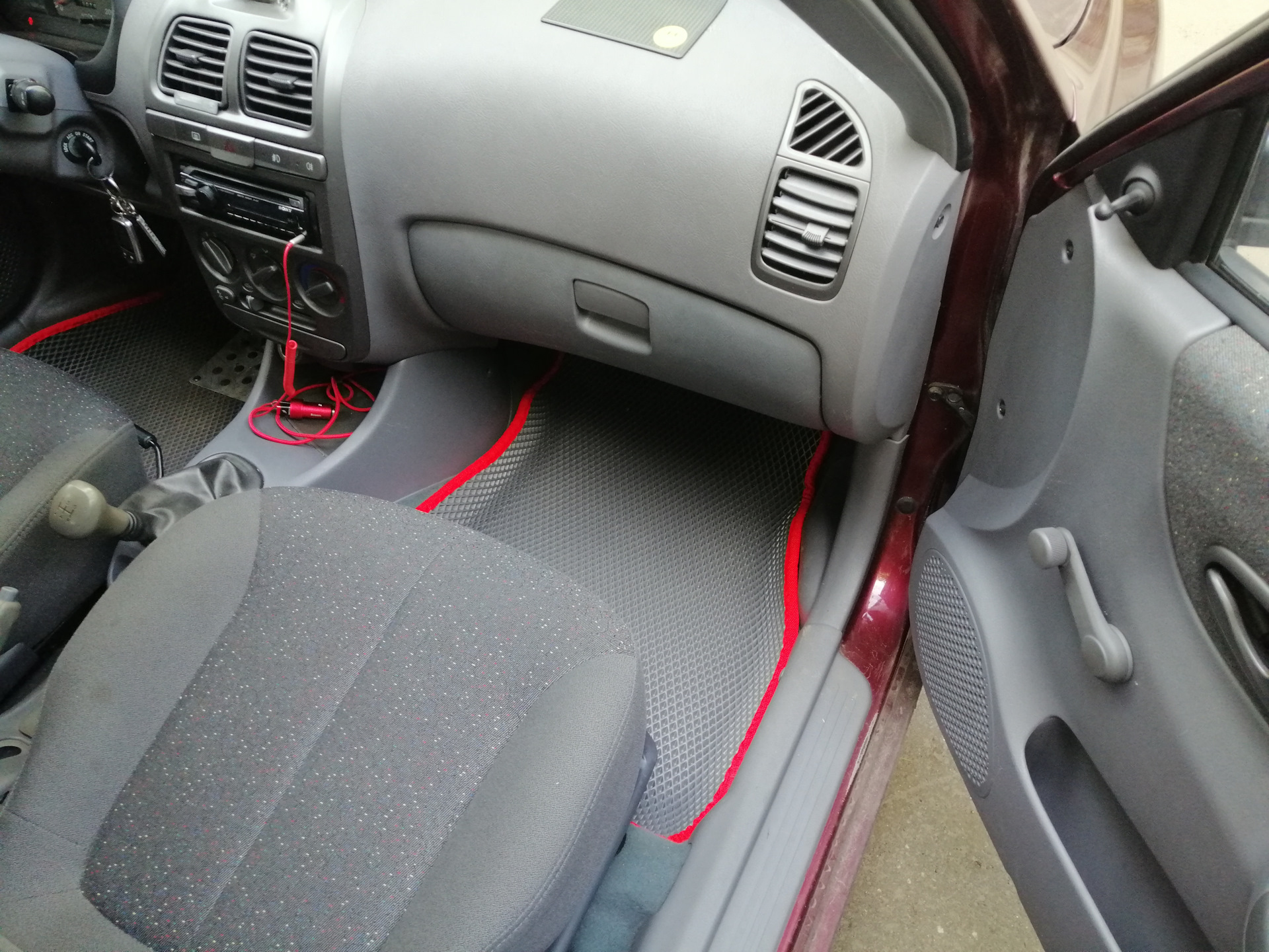 Коврики бывают разные: серые, черные, красные. — Hyundai Accent (2G), 1 ...