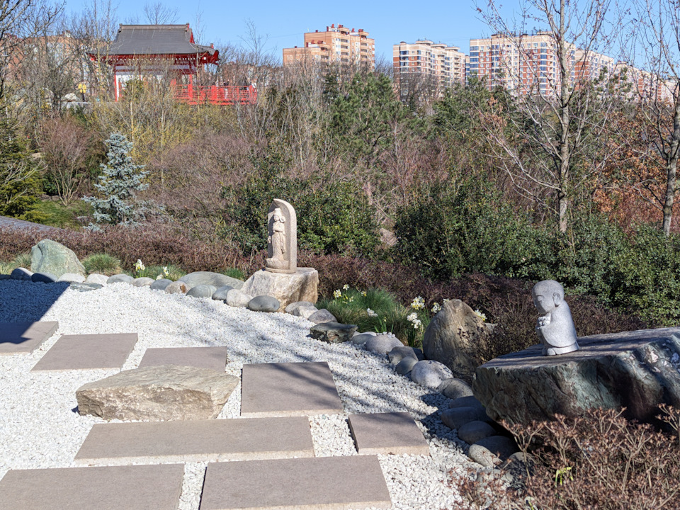 Много всяких статуэток тематических. — Nissan Qashqai (2G)