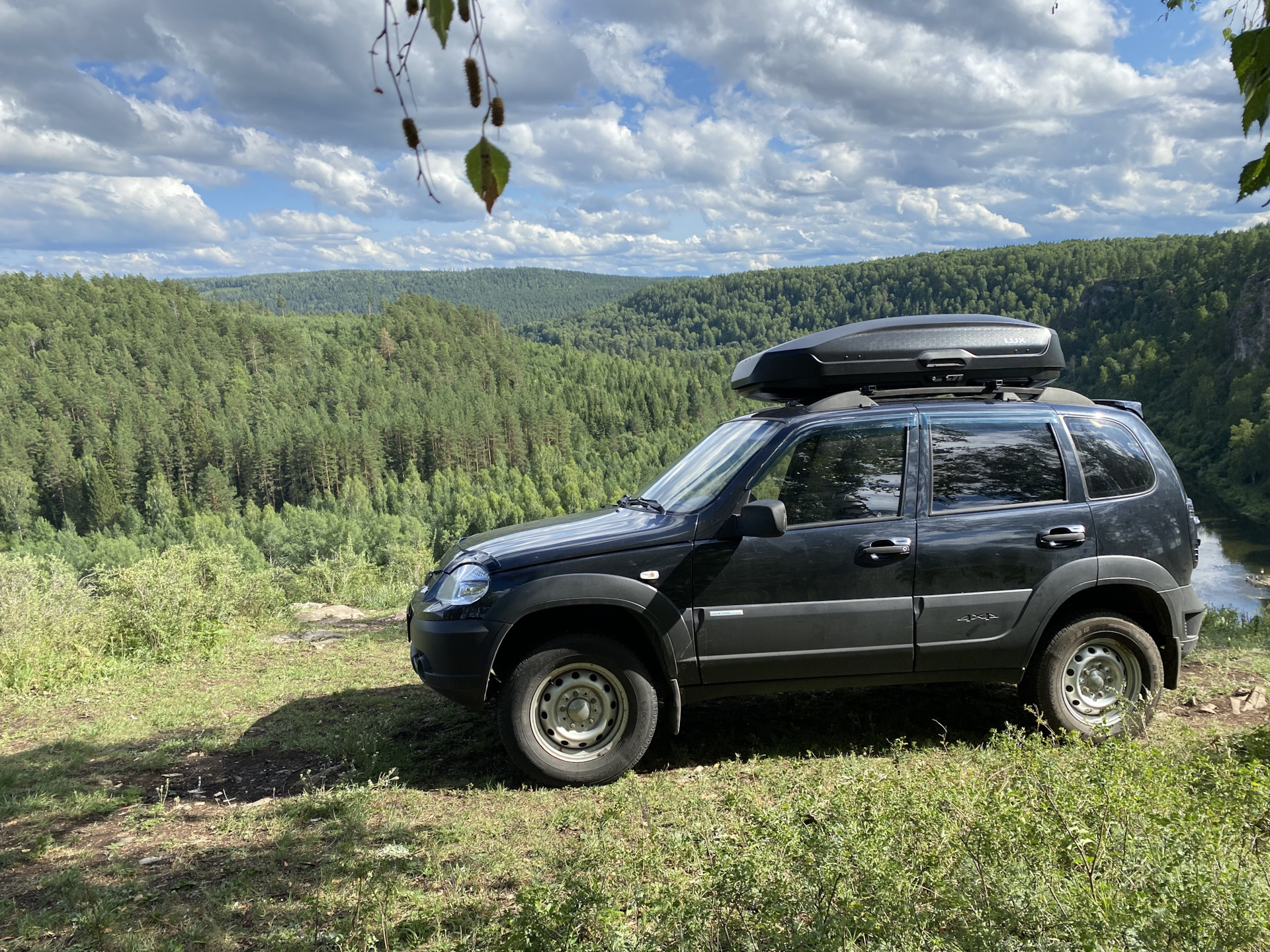 Установил шевроле нива. Нива Шевроле драйв 2. Chevrolet Chevrolet Niva 1.7 глушь. Lux TAVR 175 на Шевроле Нива. Шевроле Нива на шашлыках.