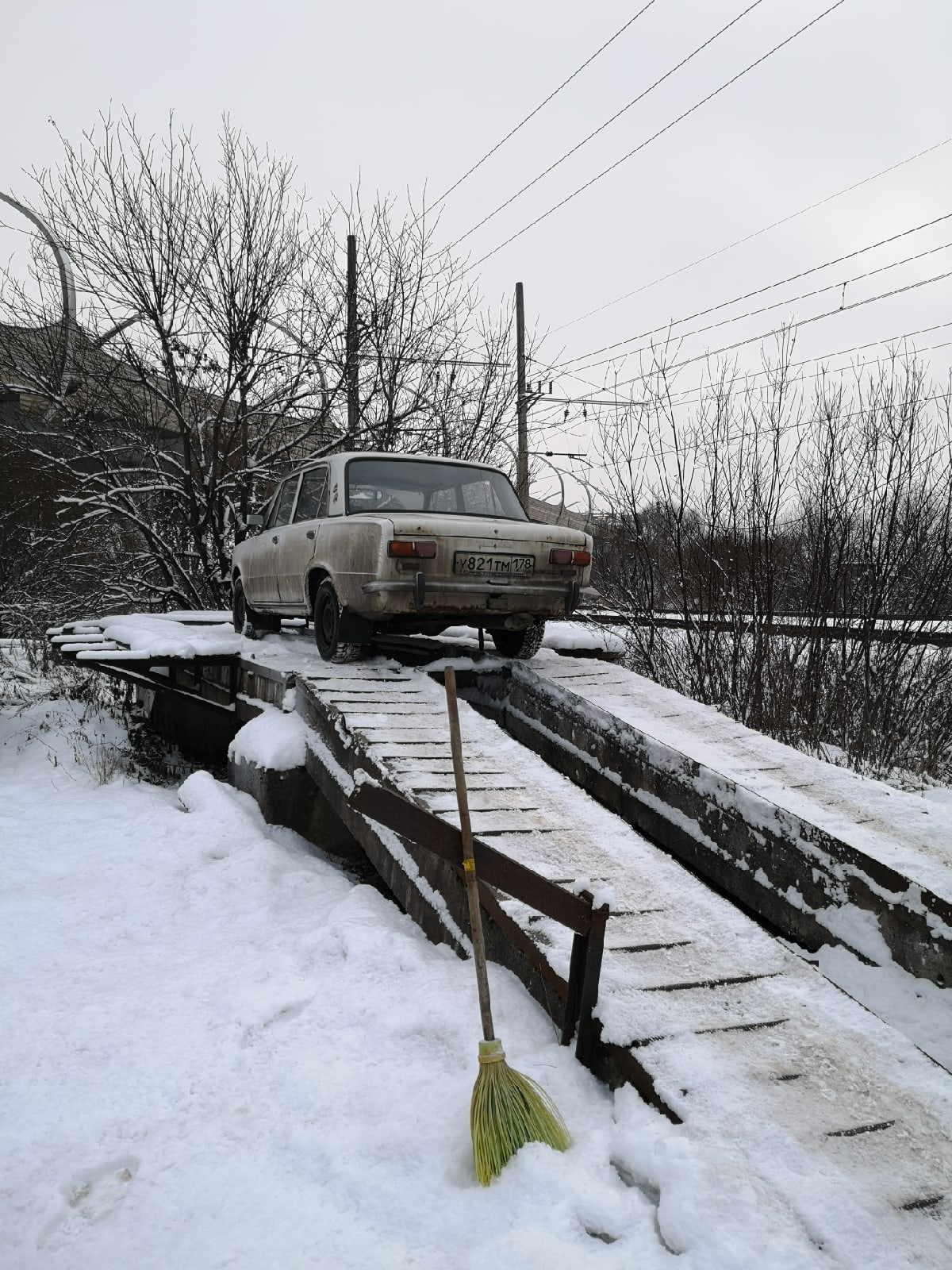 Замена рычага стояночного тормоза и замена масла в кпп и редукторе ...