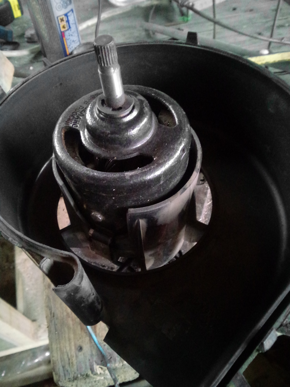 Вставил моторчик в корпус улитки. — Lada 2120 Надежда